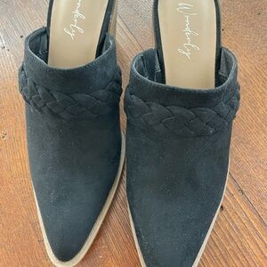 Wonderly Black Mules with Pointed Toe Size 7.5